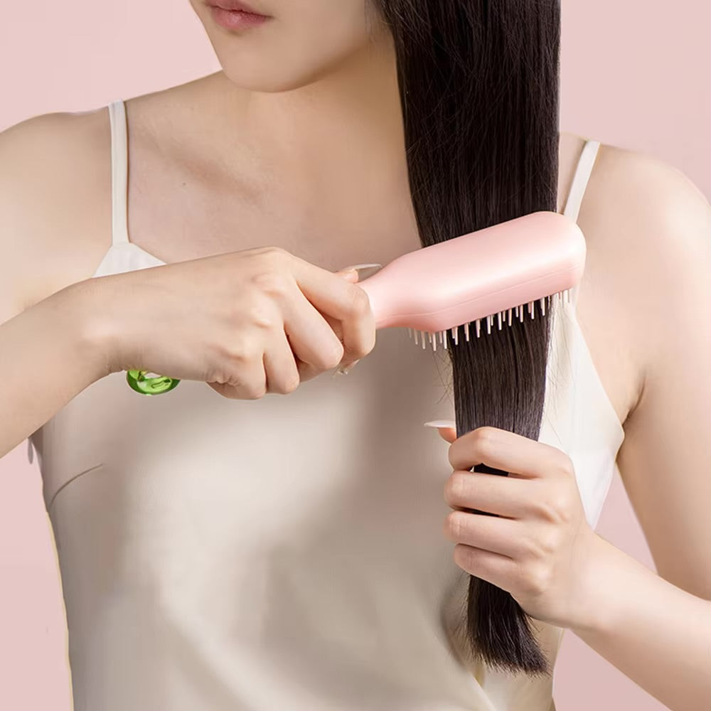 Self-Cleaning Magic Hair Brush – One-Click Telescopic Comb (Random Color)