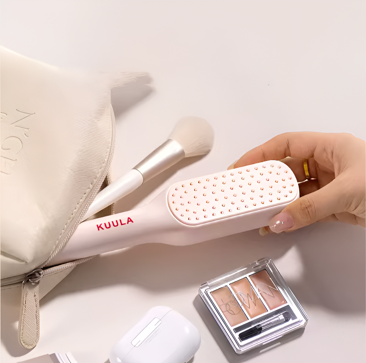 Self-Cleaning Magic Hair Brush – One-Click Telescopic Comb (Random Color)